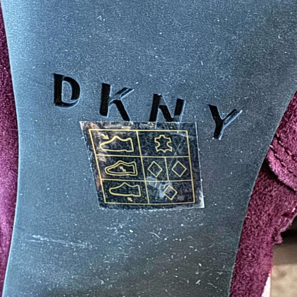 DKNY gorgeous burgundy suede ankle boot size 8.5 M - Picture 10 of 15